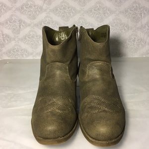 Chinese Laundry ankle cowboy style boots